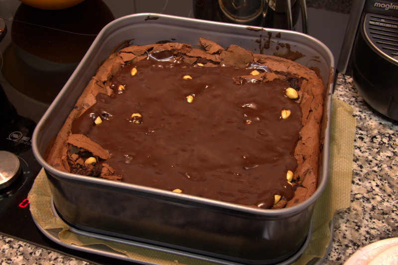 Schokokuchen mit Erdnüssen und Schokoladenkaramell